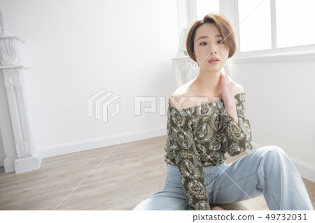 Straight short hair woman 49732031