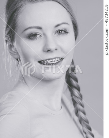 Teenage girl showing her teeth with braces 49734219