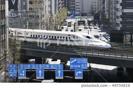 日本的東京都市風景“新橋5丁目”和新幹線等(屏幕背面“濱松町1丁目”交叉路口方向) 日本的東京都市風景“新橋5丁目”和新幹線等(屏幕背面“濱松町1丁目”交叉路口方向) 49734819