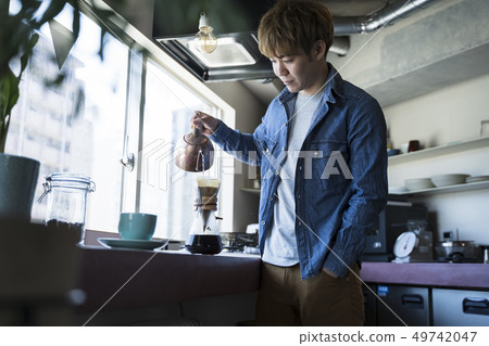 煮咖啡的男人 49742047