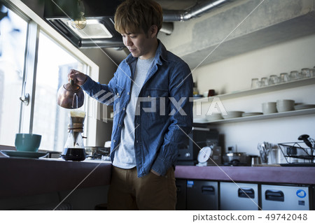 煮咖啡的男人 煮咖啡的男人 49742048