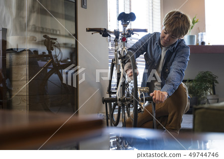 做在客廳的人自行車維護 做在客廳的人自行車維護 49744746