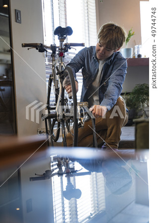做在客廳的人自行車維護 做在客廳的人自行車維護 49744748