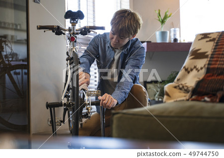 做在客廳的人自行車維護 做在客廳的人自行車維護 49744750