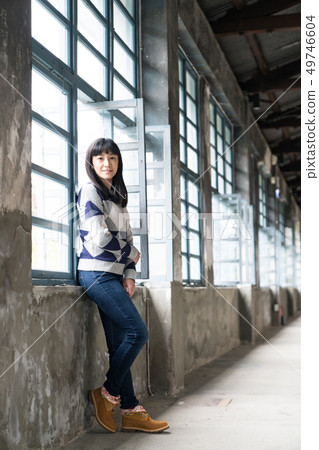 戗戶旁的亞圞孩. A woman written by laughter. 49746604