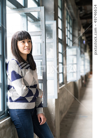 戗戶旁的亞圞孩. A woman written by laughter. 49746614