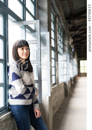 戗戶旁的亞圞孩. A woman written by laughter. 49746615