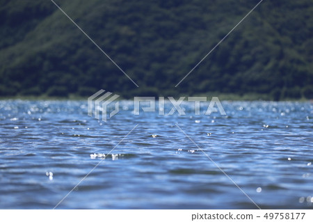 山脈和湖泊 49758177