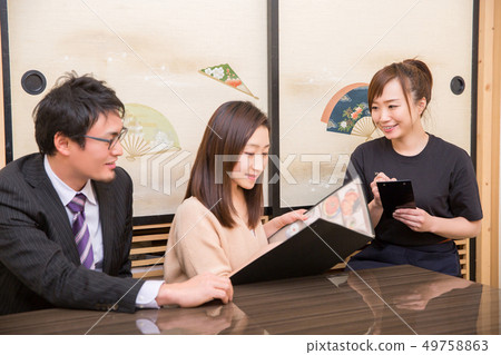 接受命令的酒館員工 接受命令的酒館員工 49758863