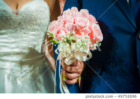 新娘和新郎，婚禮，玫瑰，求婚，手，拿著，花束， 49758896