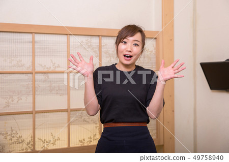 驚訝的酒館工作人員 49758940