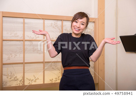擺姿勢的小酒館的工作人員 擺姿勢的小酒館的工作人員 49758941
