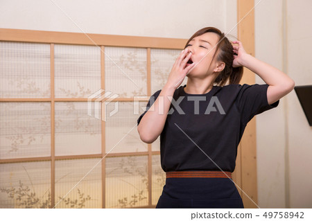 沒有反應的酒吧的工作人員 49758942