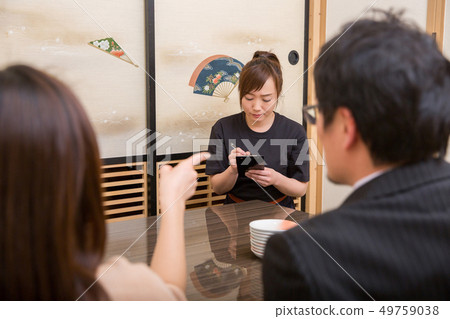 Staff in the tavern to ignore even if the customer is angry 49759038