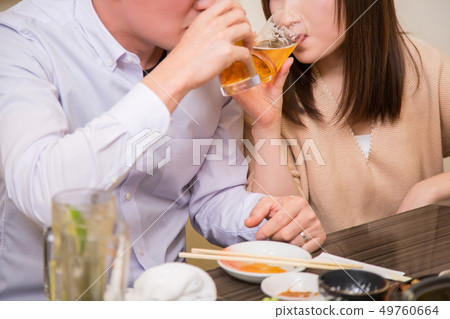 Men and women who have a drinking party Men and women who have a drinking party 49760664