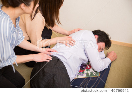 照顧一個喝醉酒的男人 照顧一個喝醉酒的男人 49760941