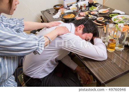 照顧一個喝醉酒的男人 照顧一個喝醉酒的男人 49760946