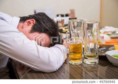 照顧一個喝醉酒的男人 照顧一個喝醉酒的男人 49760948