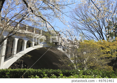 從Otonashi親水公園北區,東京看到的Otonashi橋(Otenashibashi) 從Otonashi親水公園北區,東京看到的Otonashi橋(Otenashibashi) 49761461
