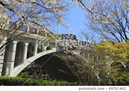 從Otonashi親水公園北區,東京看到的Otonashi橋(Otenashibashi) 從Otonashi親水公園北區,東京看到的Otonashi橋(Otenashibashi) 49761462