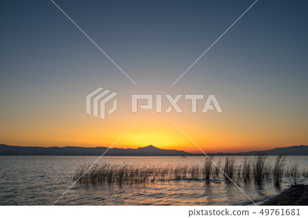 琵琶湖的日出 琵琶湖的日出 49761681
