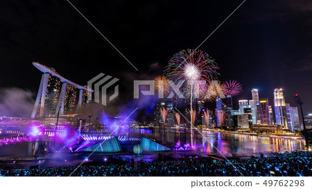 夜視圖和新加坡濱海灣煙花 夜視圖和新加坡濱海灣煙花 49762298