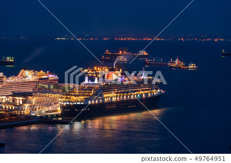 豪華班輪停泊在新加坡港口瑪麗皇后2夜景 49764951