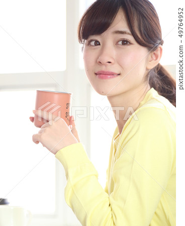 婦女飲用的咖啡的圖像在工休期間的 49764952