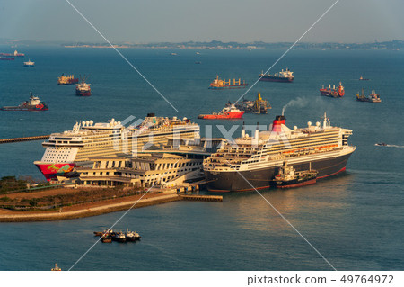 在港口的一艘豪華客船在新加坡女王瑪麗2 49764972