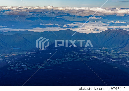 從富士山的山頂看到的朝霧高原和影子富士 49767441