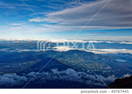 從富士山的山頂看到的朝霧高原和影子富士 49767445