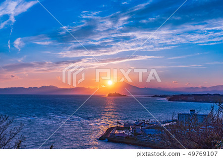 Sunset collaboration between Mt. Fuji and Enoshima (Shonan Osaki Park) Sunset collaboration between Mt. Fuji and Enoshima (Shonan Osaki Park) 49769107