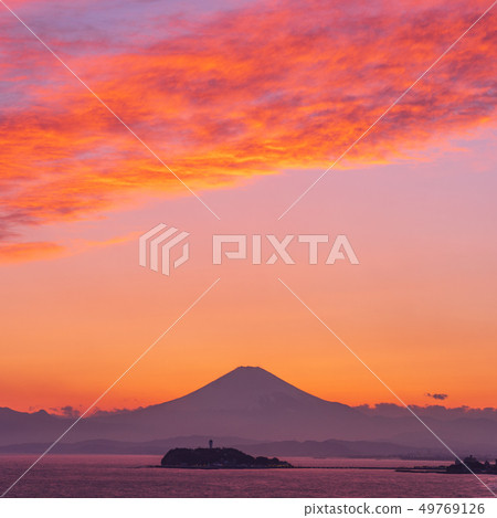 富士山與江之島(湘南大崎公園)之間的日落合作 富士山與江之島(湘南大崎公園)之間的日落合作 49769126