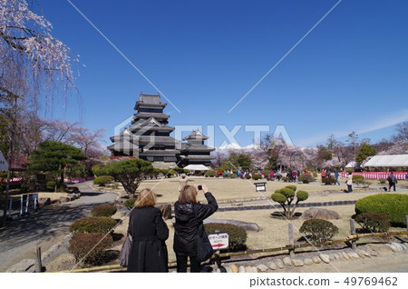 Shinshu Matsumoto國寶在春天匆匆忙忙的遊客松本城堡現有的12座塔樓松本旅遊中心之一 49769462
