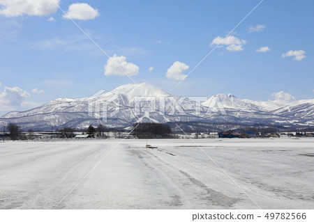 Niseko Mountain Range seen over the snowy field 49782566