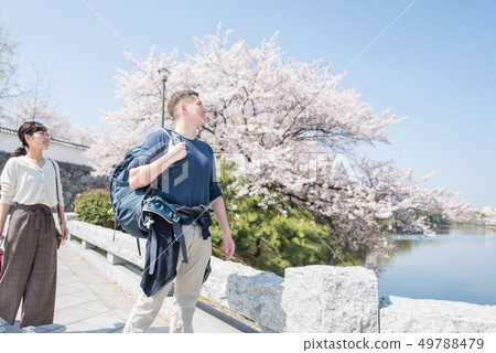 指導法語的日本女性 49788479