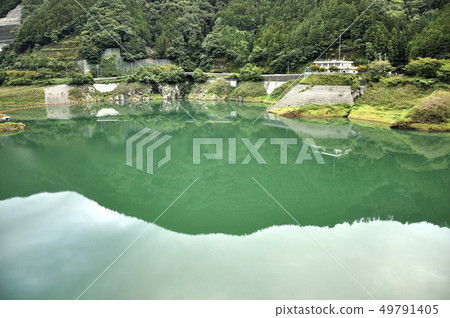 Mountains reflected on the lake surface 49791405