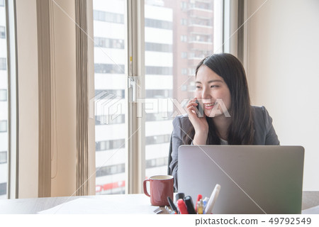 桌子上的電話(女) 桌子上的電話(女) 49792549