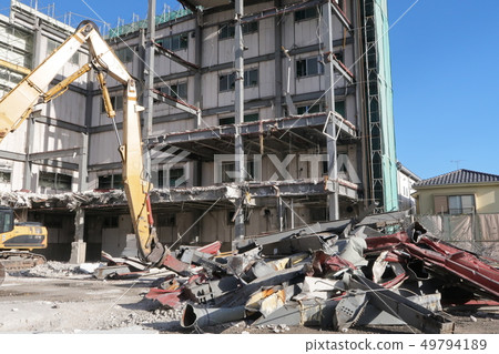 Dismantling construction site and hydraulic shovel Dismantling construction site and hydraulic shovel 49794189
