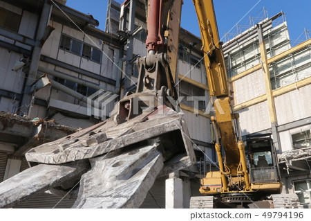 Dismantling construction site and hydraulic shovel 49794196