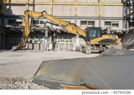 Dismantling construction site and hydraulic shovel 49794206