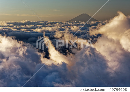 從Yatsugatake山脈和前三頭和富士山看到的黎明雲 49794608