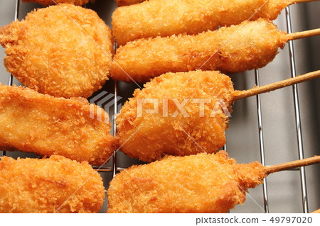 Deep-fried skewers (fried pork cutlet) placed on fried bats. 49797020