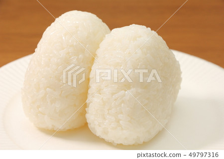 一個簡單的飯糰(鹽漬蘑菇)放在紙盤上。 一個簡單的飯糰(鹽漬蘑菇)放在紙盤上。 49797316