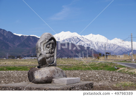 Shinshu Azumino Dosojin石佛和北阿爾卑斯山Kasumigatake-從鹿島Amagushikake站郊區俯瞰大島市Kamagagatake 49798389