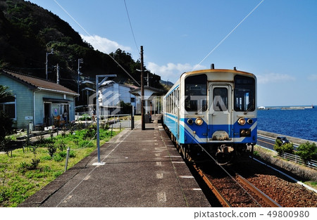 Yokan Line ordinary train (Kiha 32) entering Shimogamo Station Yokan Line ordinary train (Kiha 32) entering Shimogamo Station 49800980