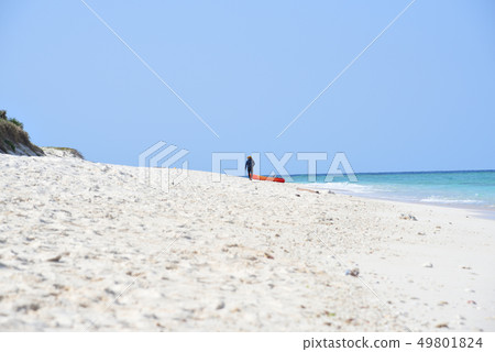 [Sesoko Beach] Okinawa Prefecture Sesoko Island coast superb view surfer early summer 49801824