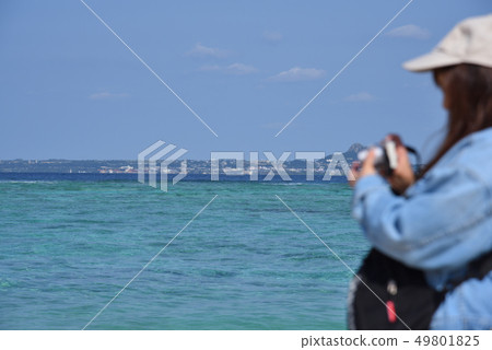 [Sesoko Beach] Okinawa Prefecture Sesoko Island coast superb view surfer early summer 49801825
