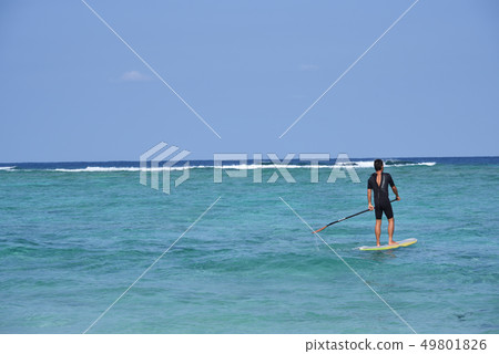 [Sesoko Beach] Okinawa Prefecture Sesoko Island coast superb view surfer early summer 49801826