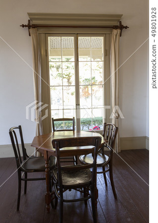 西式窗戶和桌子 49801928